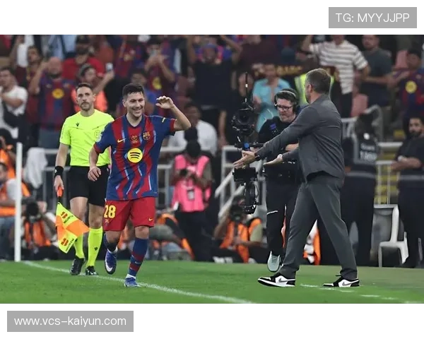 费尔明射门击中立柱弹入网内，但裁判判罚莱万干扰门将犯规在先