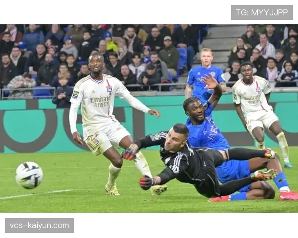 法甲赛场出现罕见天气状况，多场比赛在雨中进行